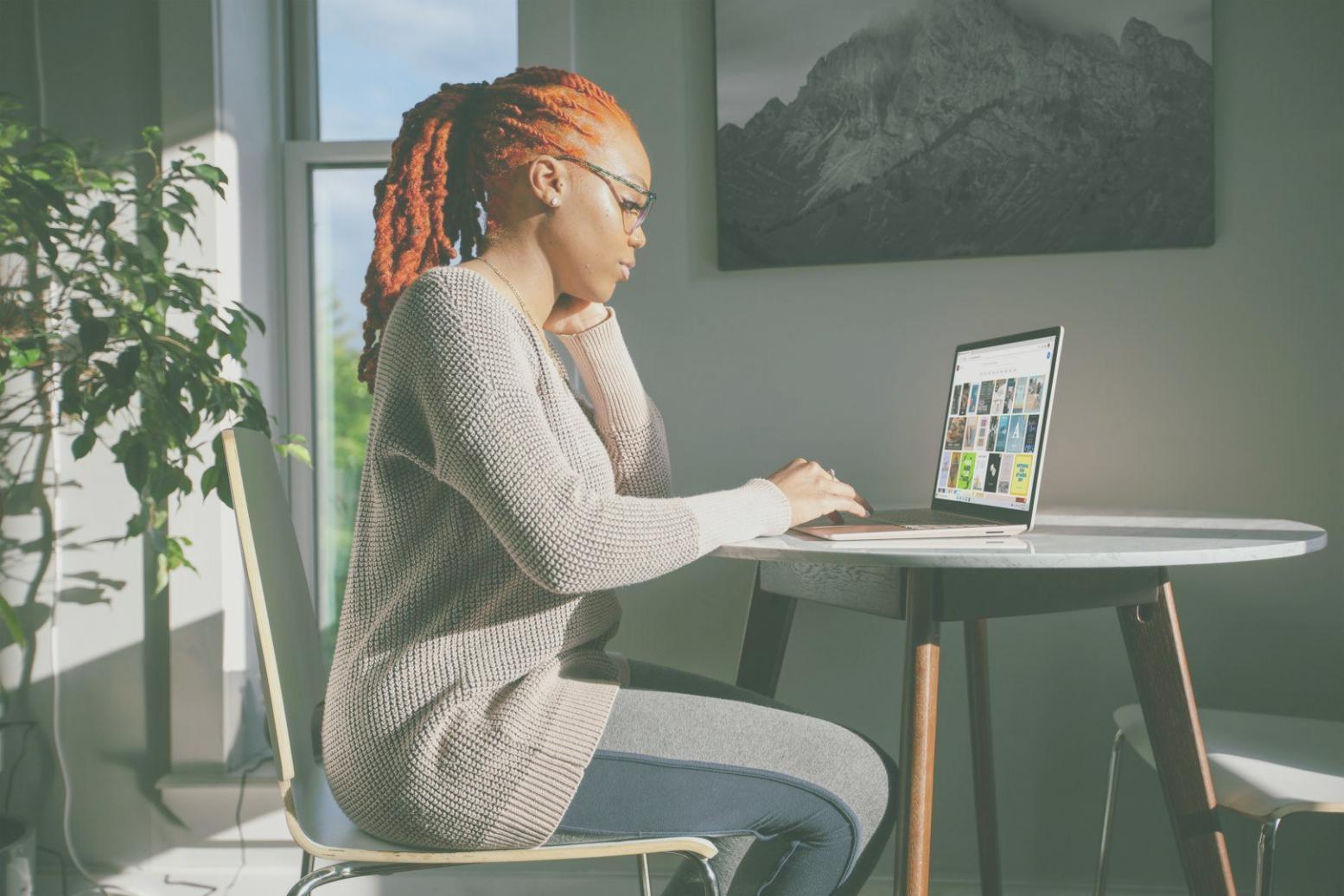 Modernes Büro mit Finanzanalyse-Tools