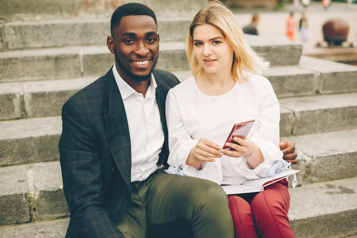 Internationale Studierende beim gemeinsamen Lernen und Planen ihrer Finanzen